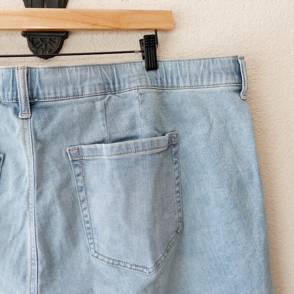 Torrid NWT 3X Light Wash Denim Shorts 5” Inseam Plus Size Weekend Soft Mid Rise - Picture 9 of 13